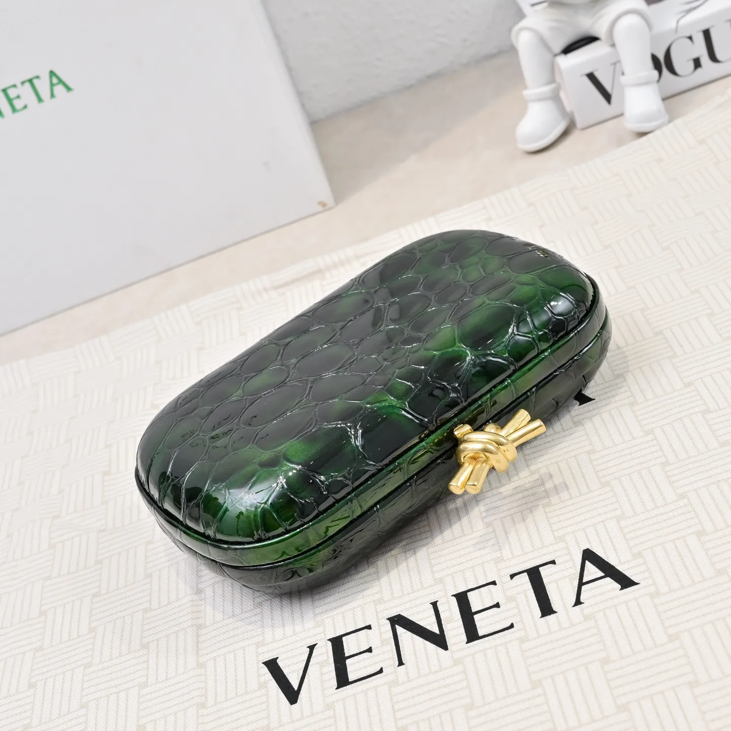 Batch 1560 #BV Knot pearlescent crocodile pattern evening bag series 🐊 Each bag reveals exquisiteness and elegance. It is made of crocodile leather with knot buckle. The leather feels super good and is unforgettable. 🐊 Crocodile pattern is a classic among classics. It looks high-end whenever you take it out ⭐️ The design is small and exquisite, low-key without logo, elegant and generous. Holding it in your hand or hanging it on your wrist will make you look more elegant and charming [Fireworks] Model: 717622 Size: 20x12x5.5